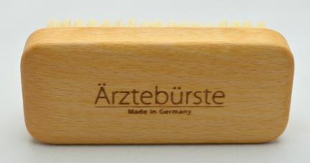 Ärzte Handwaschbürste, weiche Naturborsten, 7 Reihen, Griffmulde für guten Halt.